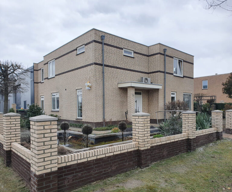 Gevel na renovatie met nieuw voegwerk en gereinigde steen — Van den Bogaart Gevelrenovatie