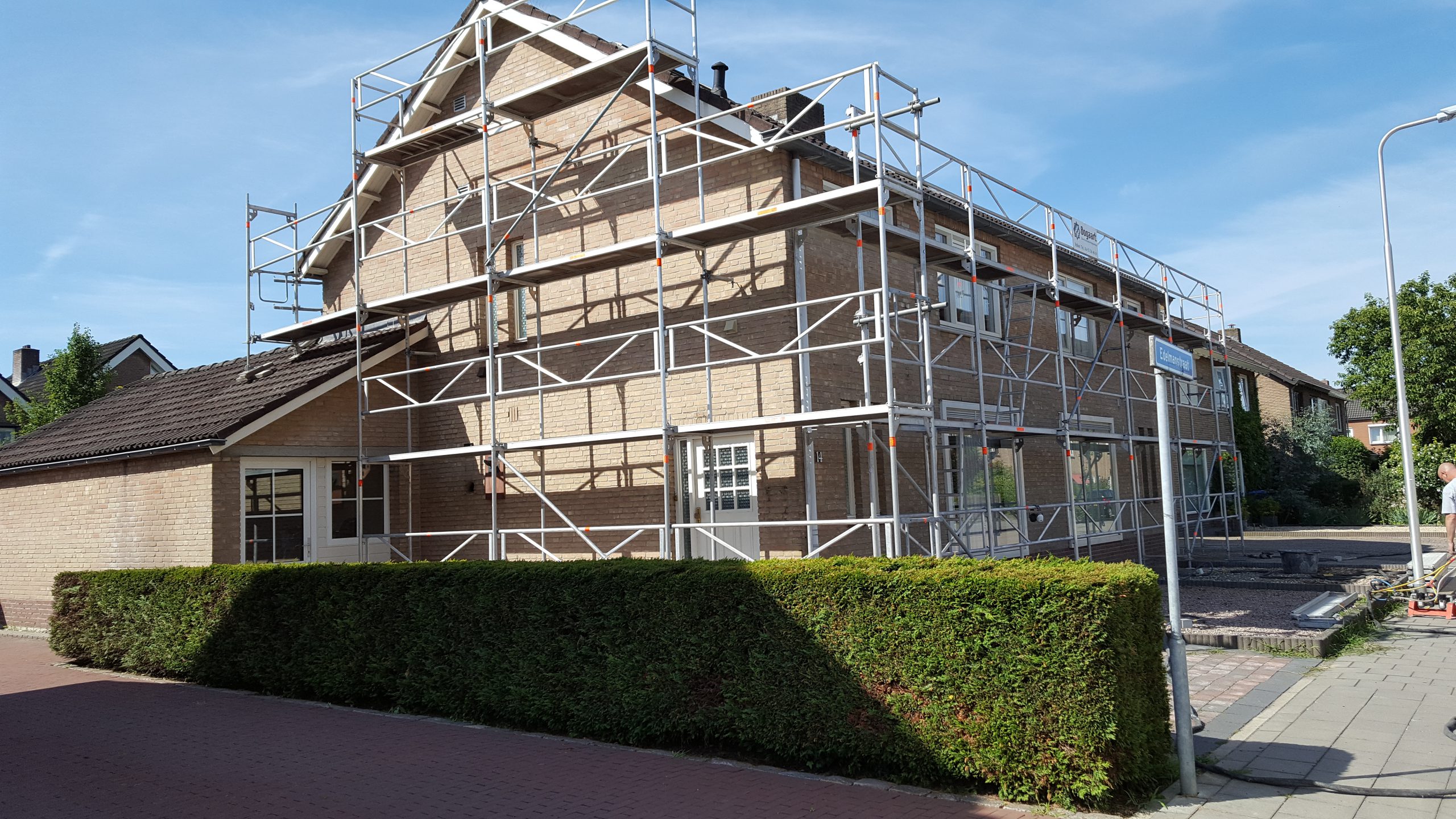 Steiger op een woning tijdens grootschalige gevelrenovatie — Van den Bogaart, regio Brabant