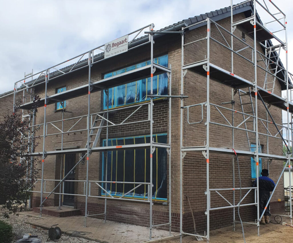Woning met vervuilde gevel vóór renovatie en zandstralen — Van den Bogaart